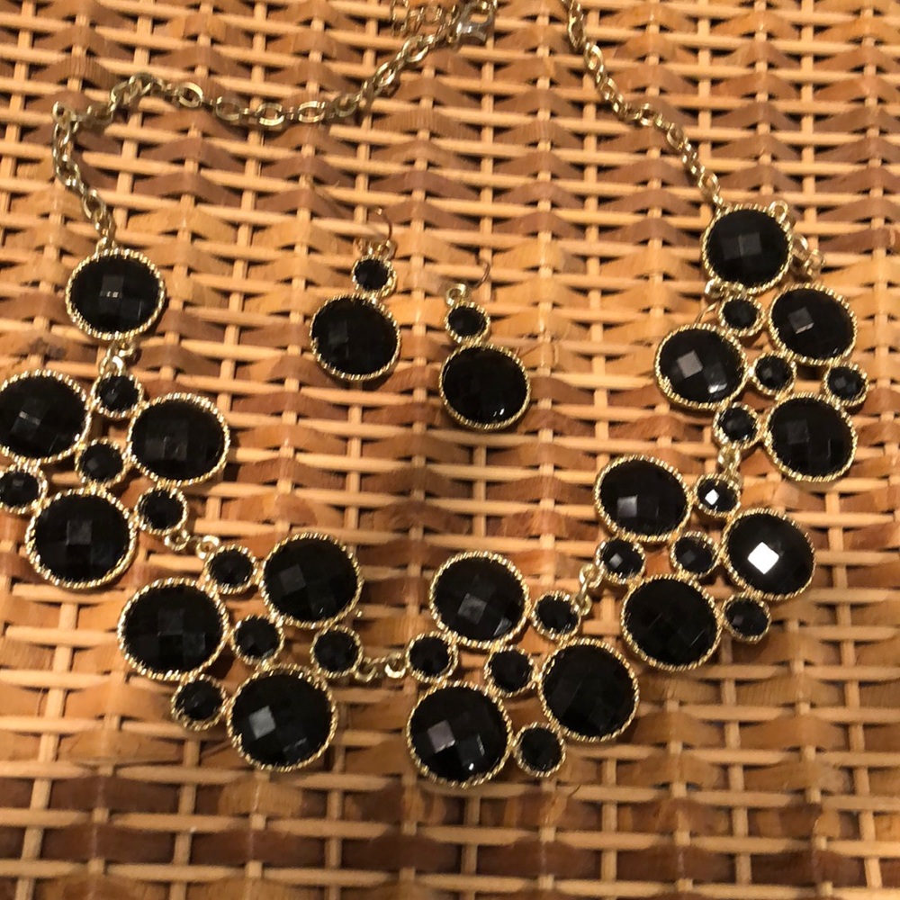 Necklace with matching earrings. New